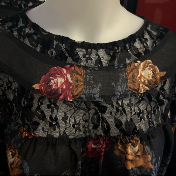 Knox Rose dark floral with lace and velvet accents - Picture 4 of 8